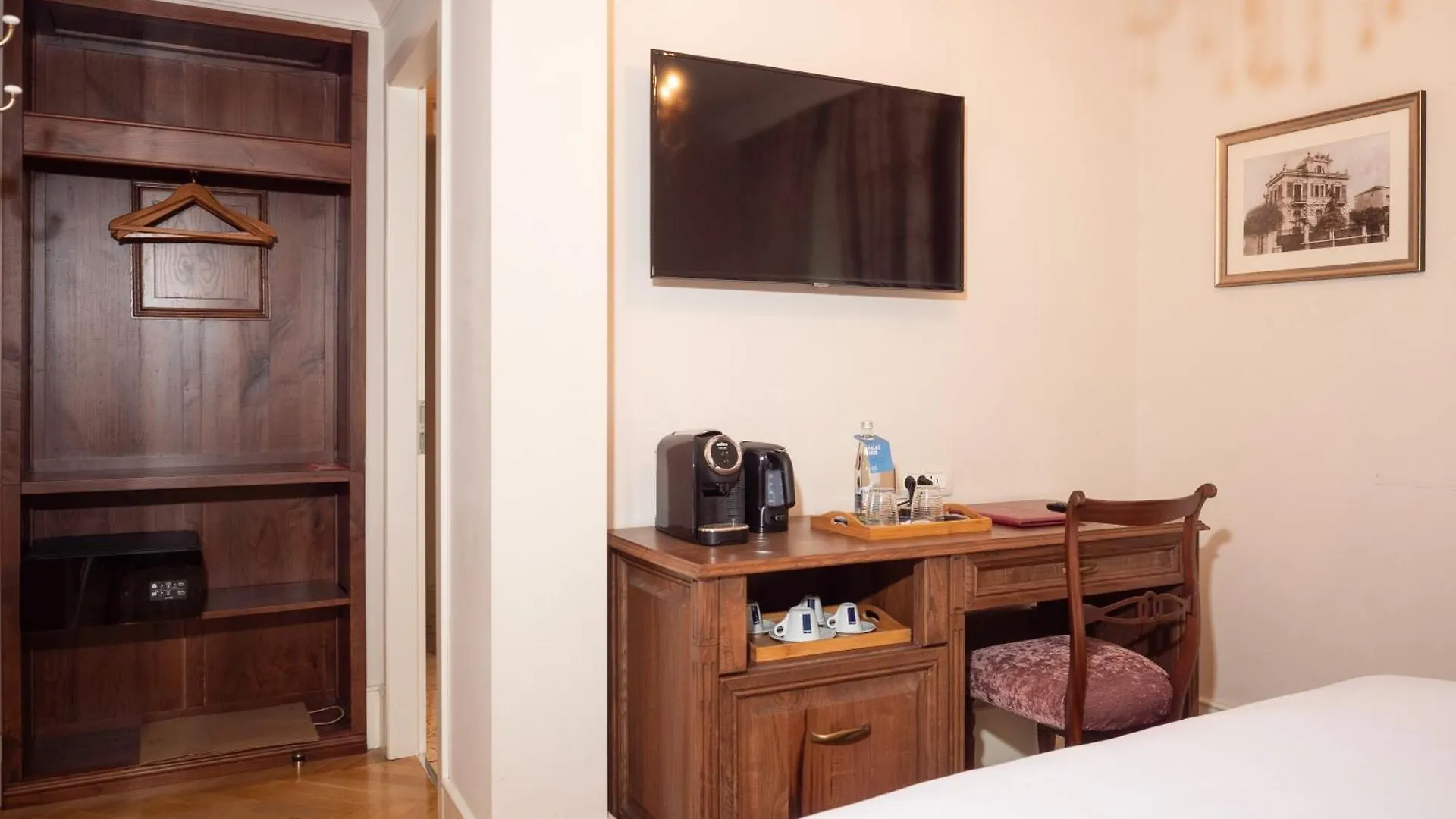 Ebel Boutique Hotel Тирана
