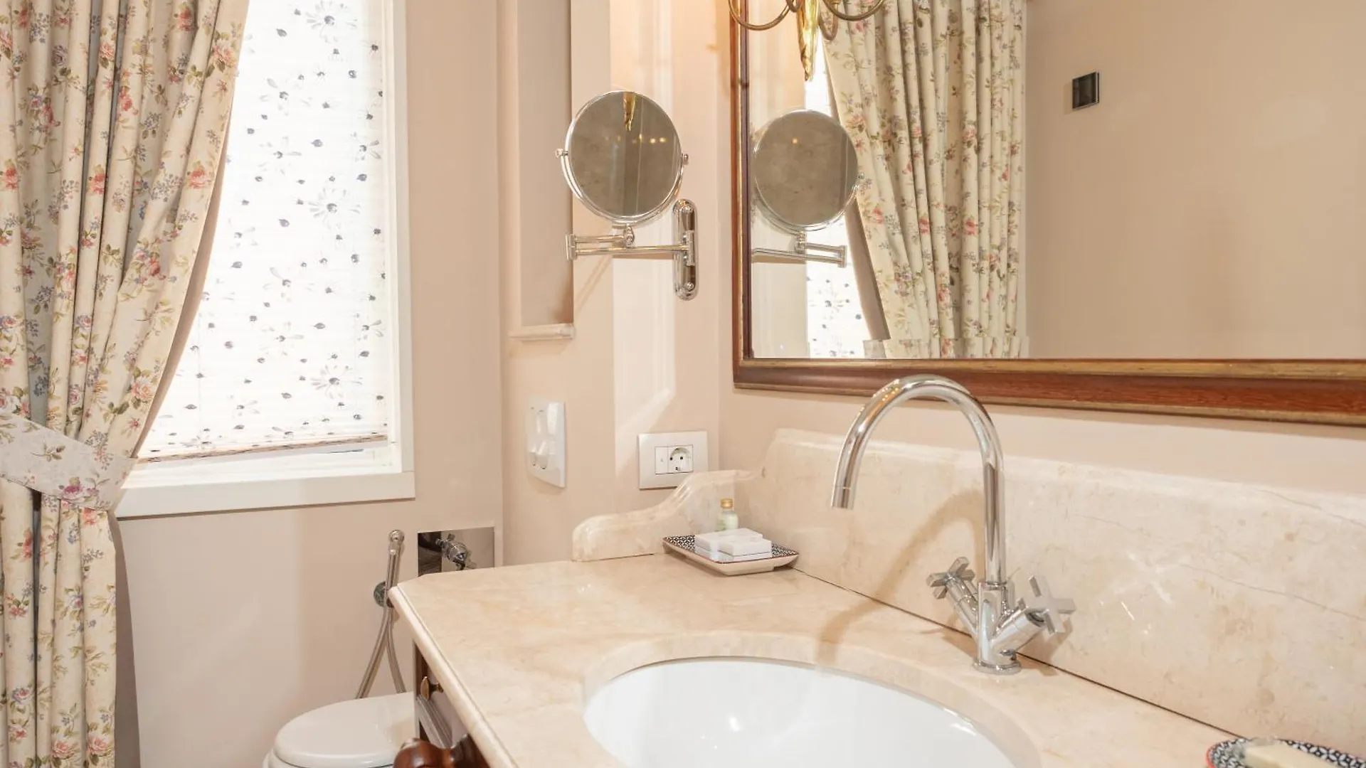 Ebel Boutique Hotel Тирана