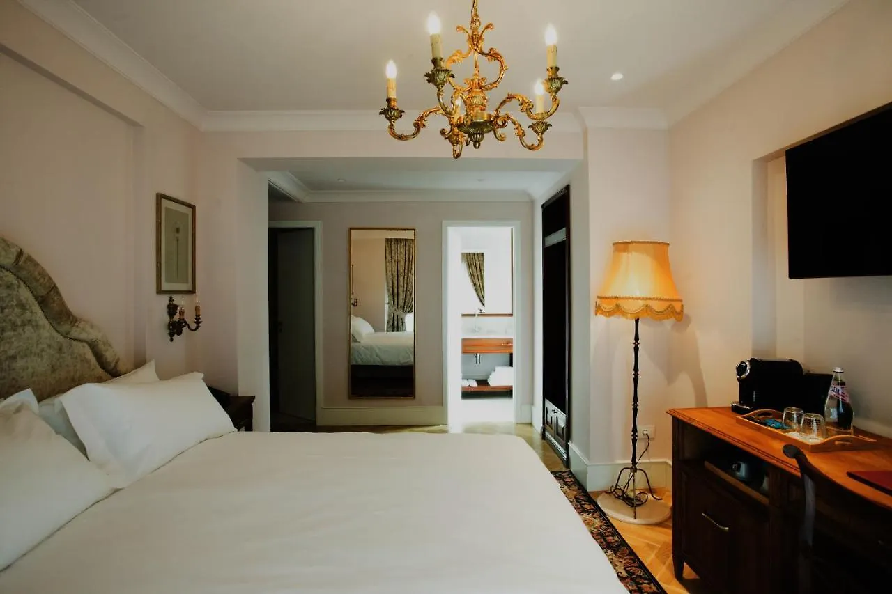 Ebel Boutique Hotel Tirana 4*,