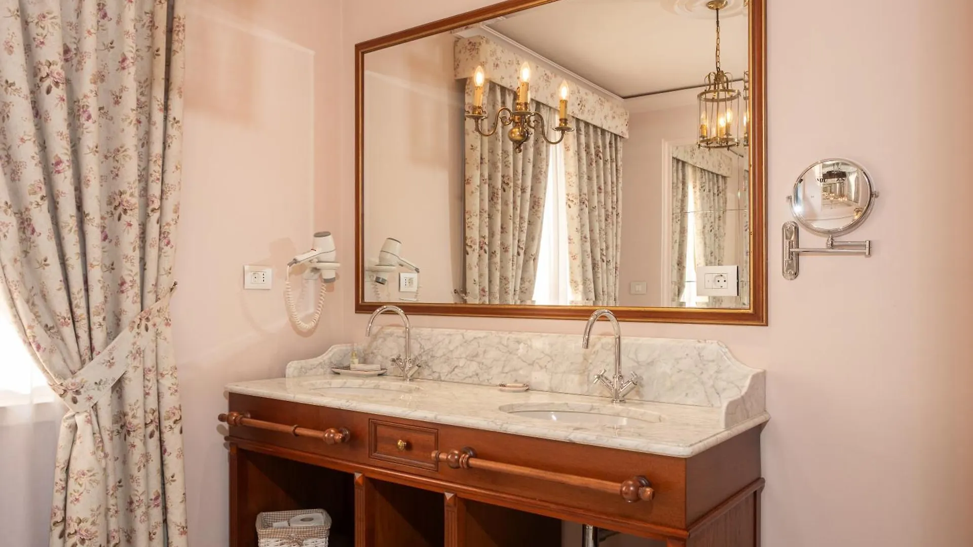 Ebel Boutique Hotel Тирана